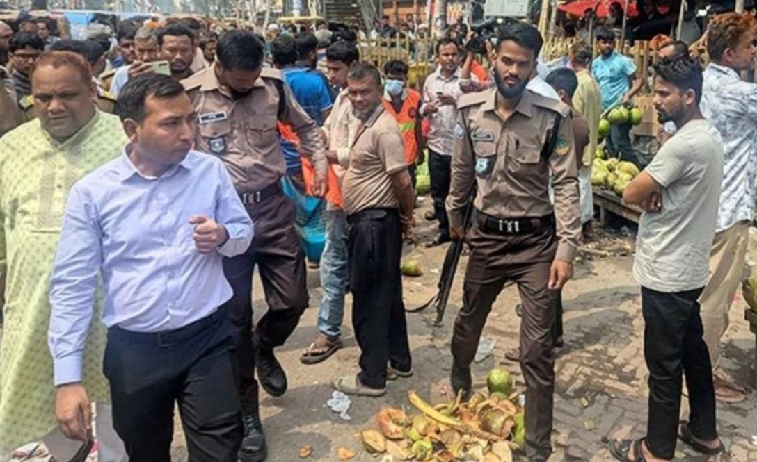 অস্থায়ী দোকানের দখলে রংপুর নগরীর রাস্তা ও ফুটপাত